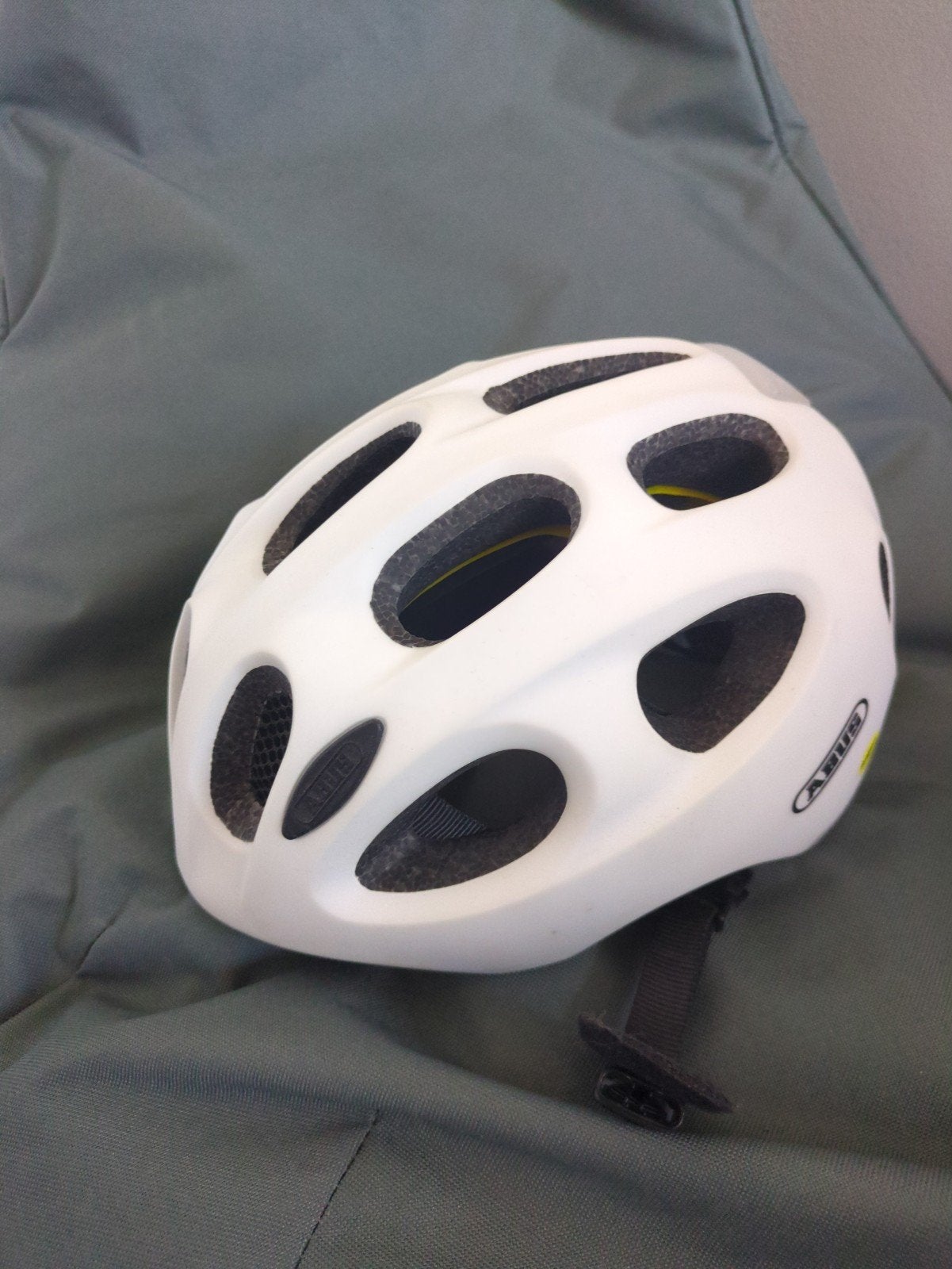 ABUS Fietshelm met LED-achterlicht - Wit/Geel, M, Jongen of Meisje, Ophalen of Verzenden, Zo goed als nieuw