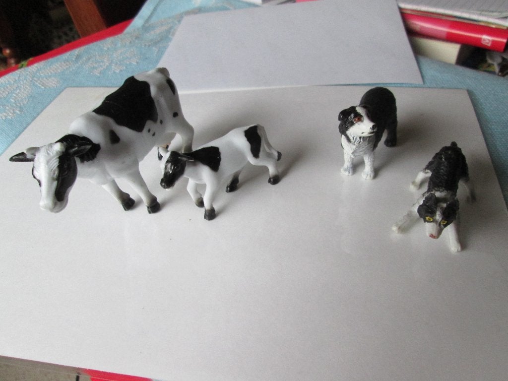 Zwart /witte koe en kalf en 2 zwart /witte honden,boerderij, Ophalen, Zo goed als nieuw, Hond of Kat, Beeldje of Figuurtje