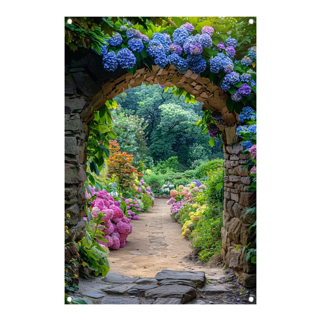 Tuinposter - Doorkijk bloementuin met stenen boog, Tuin en Terras, Tuinwanddecoratie, Verzenden, Nieuw, De Muurdecoratie, Info@demuurdecoratie.nl