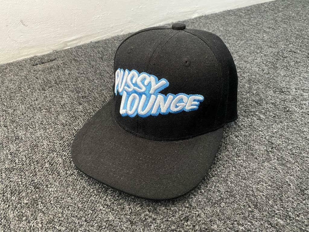 B2S Pussy Lounge merchandise snapback cap pet zwart NIEUW, Kleding | Heren, Ophalen of Verzenden, Nieuw, Pet