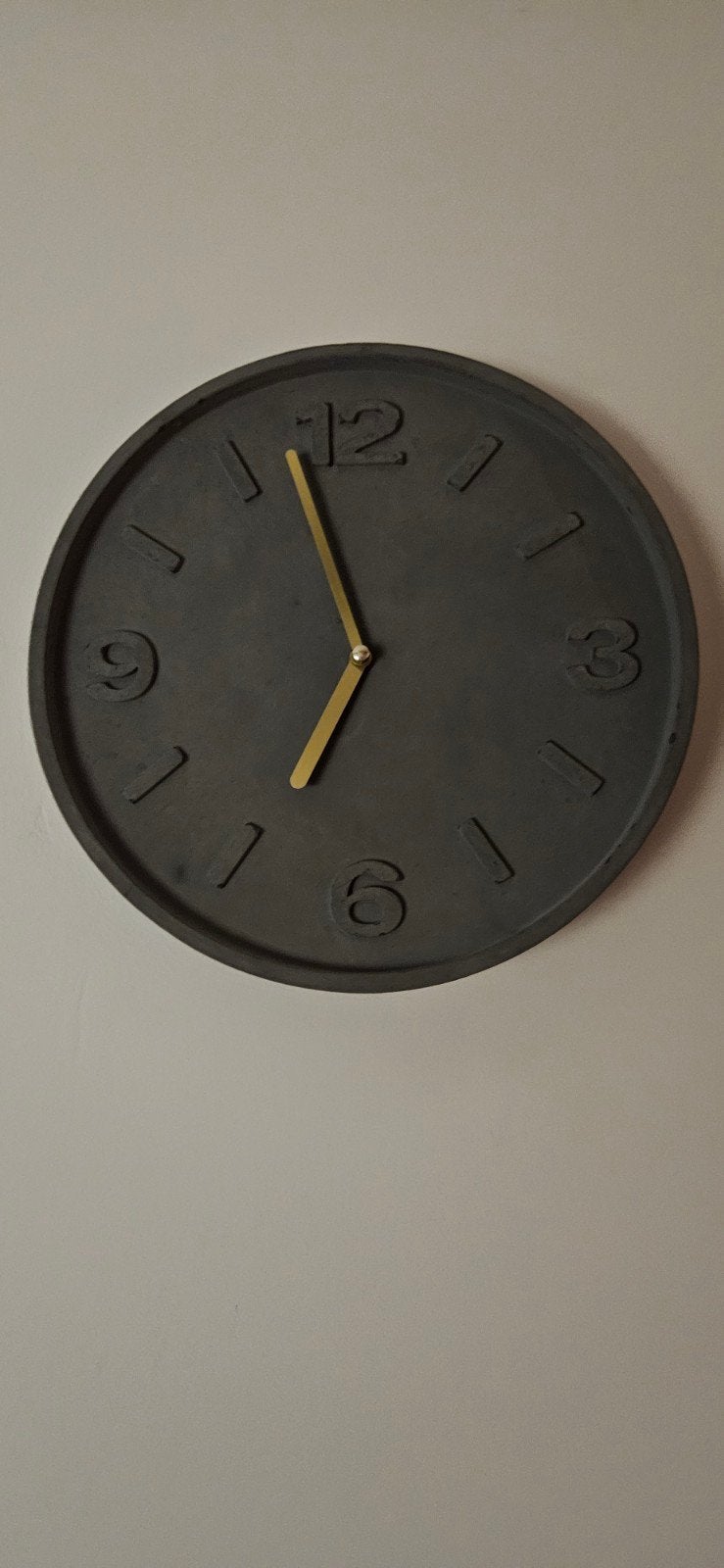Grijze wandklok van kunststeen, 25 cm diameter, Ophalen, Wandklok, Grijs, Analoog