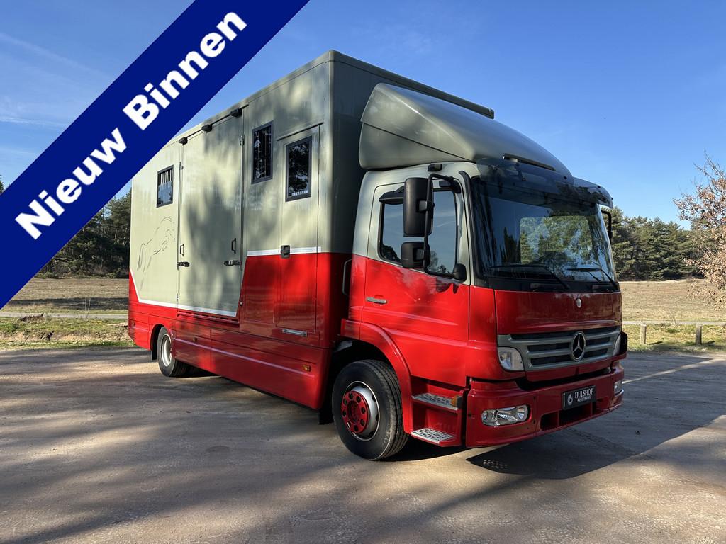 Roelofsen Mercedes-Benz Atego 1218 3-paards + koets paardenv, Auto's, Vrachtwagens, Zwart, Diesel, 177 pk, Euro 4