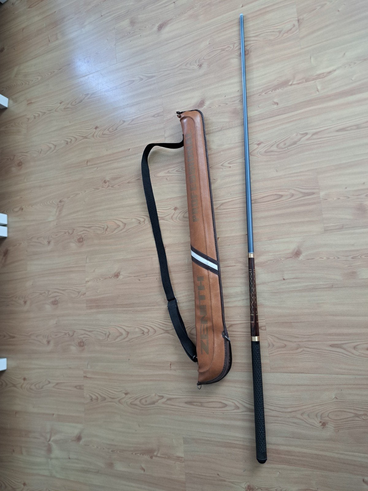 Zware aluminium keu van het merk Zenith
Met hoes. De tip/po, Ophalen, Gebruikt, Keu of Ballen