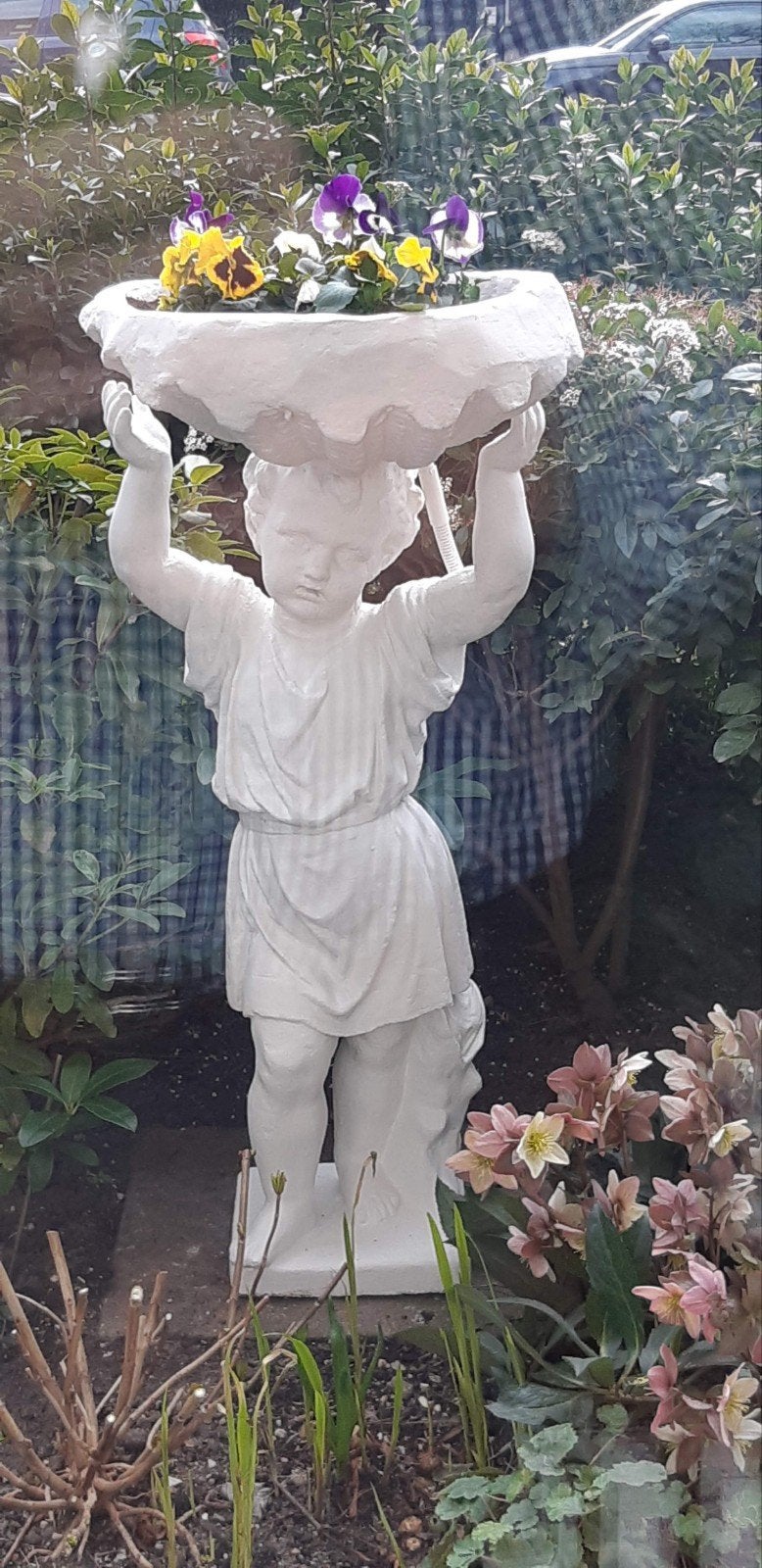 Decoratieve Tuinbeeld Jongen met Bloemenschaal., Tuin en Terras, Tuinbeelden, Ophalen, Gebruikt, Steen, Mensenbeeld