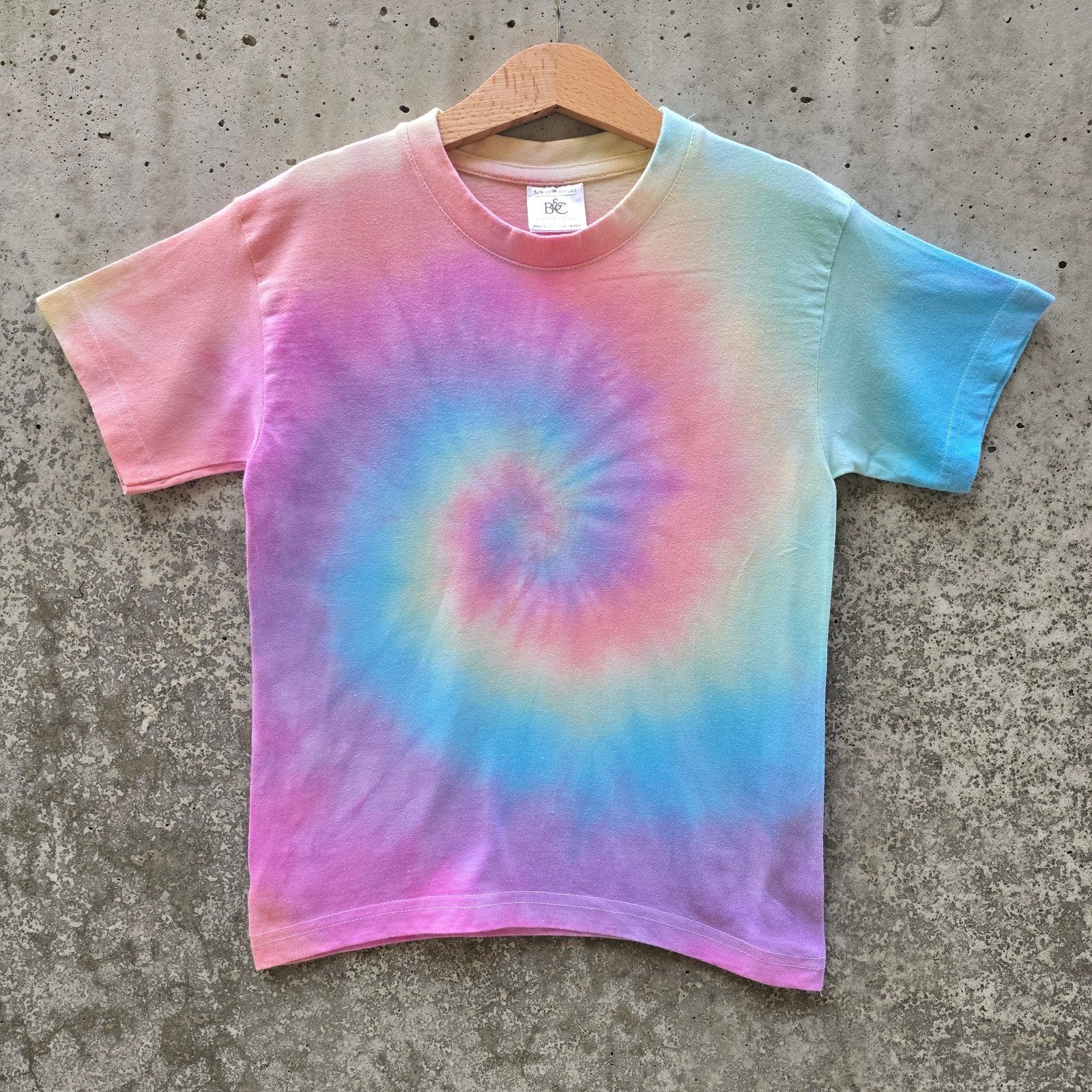 Pastel regenboog spiral tie dye hippie tshirt maat 110-116, Spiral Creaties, Jongen of Meisje, Nieuw, Ophalen of Verzenden