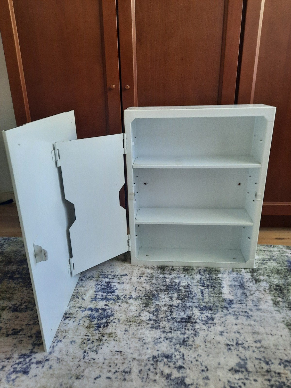 Witte metalen medicijnkastje met spiegeldeur, Ophalen, Gebruikt
