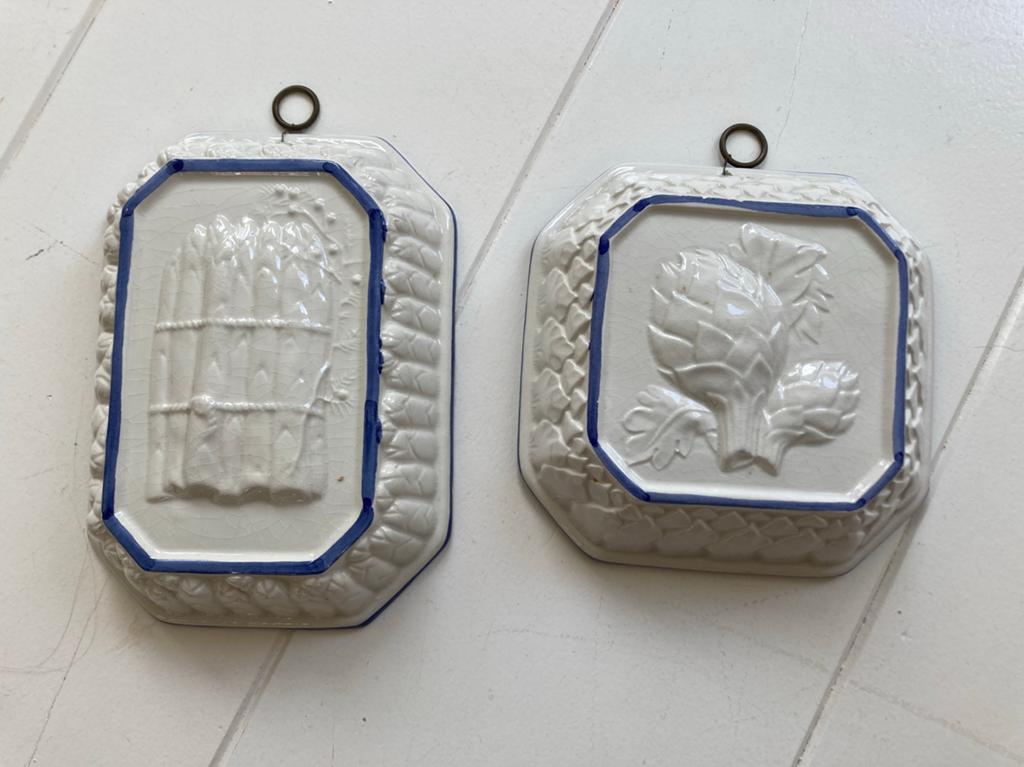 Antieke gietvormen met artisjok en asperge relief, Ophalen of Verzenden, Zo goed als nieuw, Overige materialen