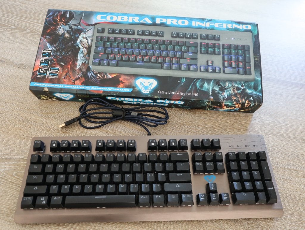 toetsenbord, Computers en Software, Toetsenborden, Verlichte toetsen, Zo goed als nieuw, Qwerty, Bedraad