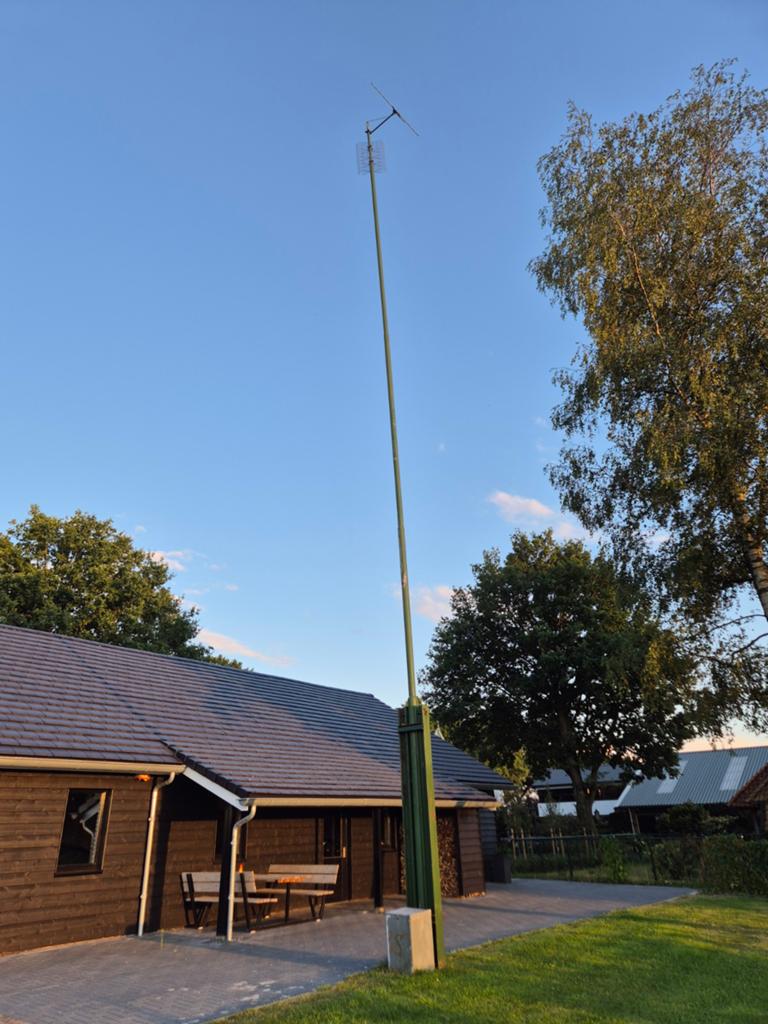 Robuuste zendmast, c.a. 13m hoog met lier, Ophalen, Gebruikt, Mast