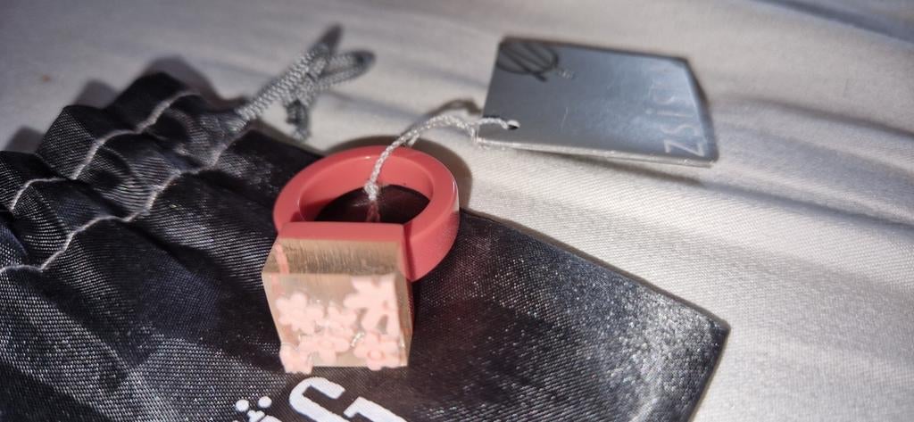 Zsiska ring met bloemetjes - Nieuw met label, Kunststof, Verzenden, Nieuw, Roze
