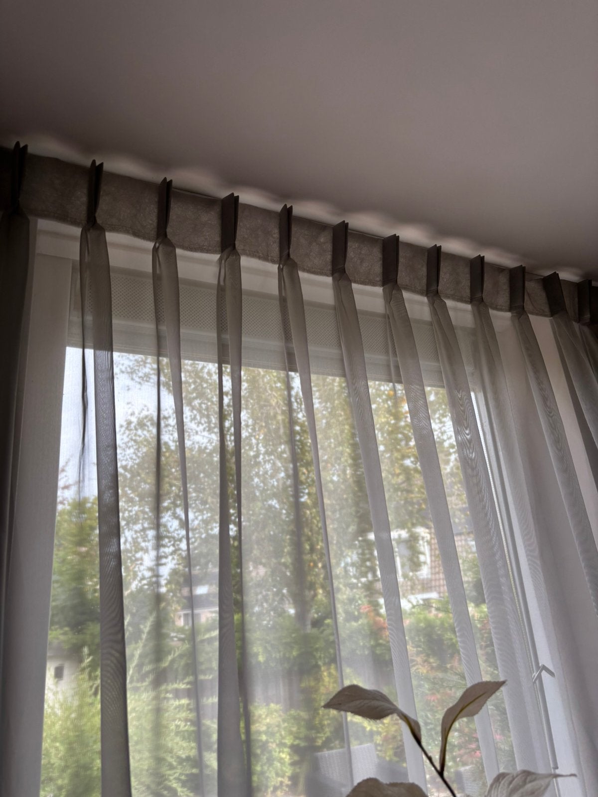 Vitrage licht grijs 3delen, loodveter en dubbele plooi, Vitrage, Loodveter, Ophalen of Verzenden, Zo goed als nieuw