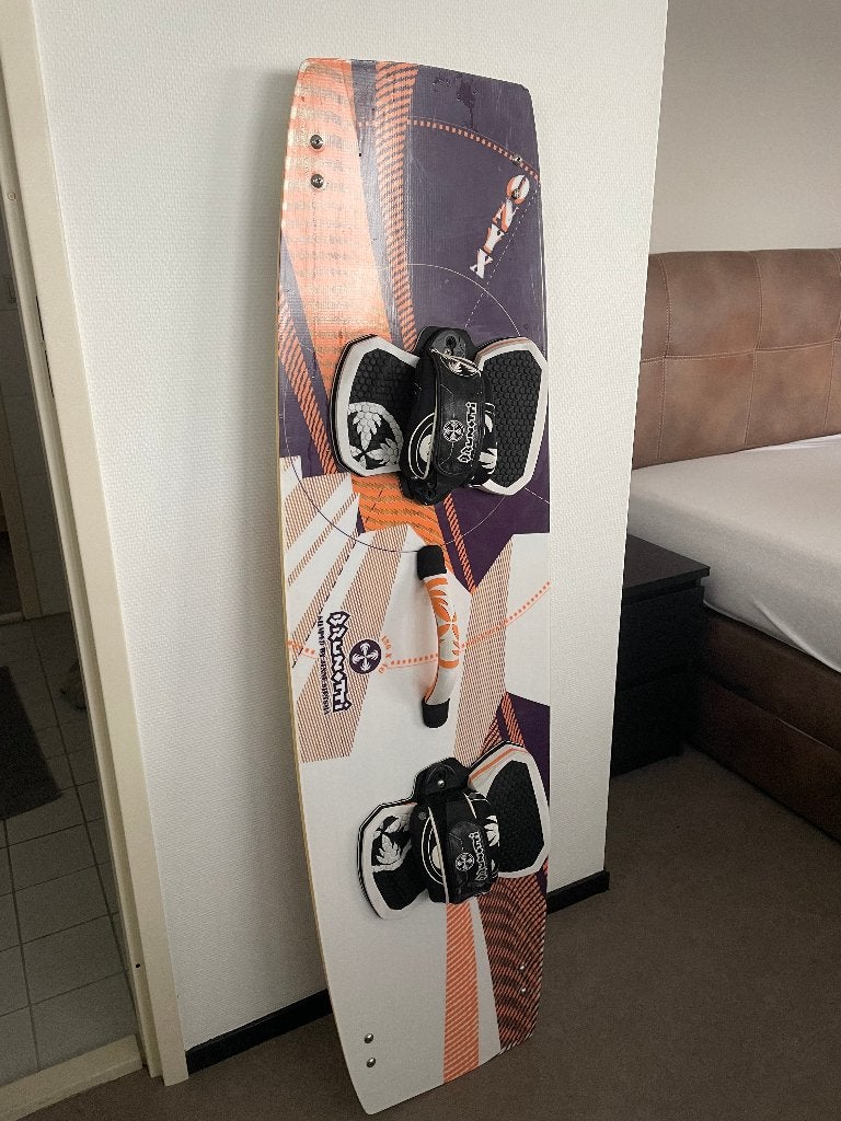 Brunotti kiteboard/twintip 136x40 org. bindingen en vinnen, Ophalen, Gebruikt, Twintip, Kiteboard