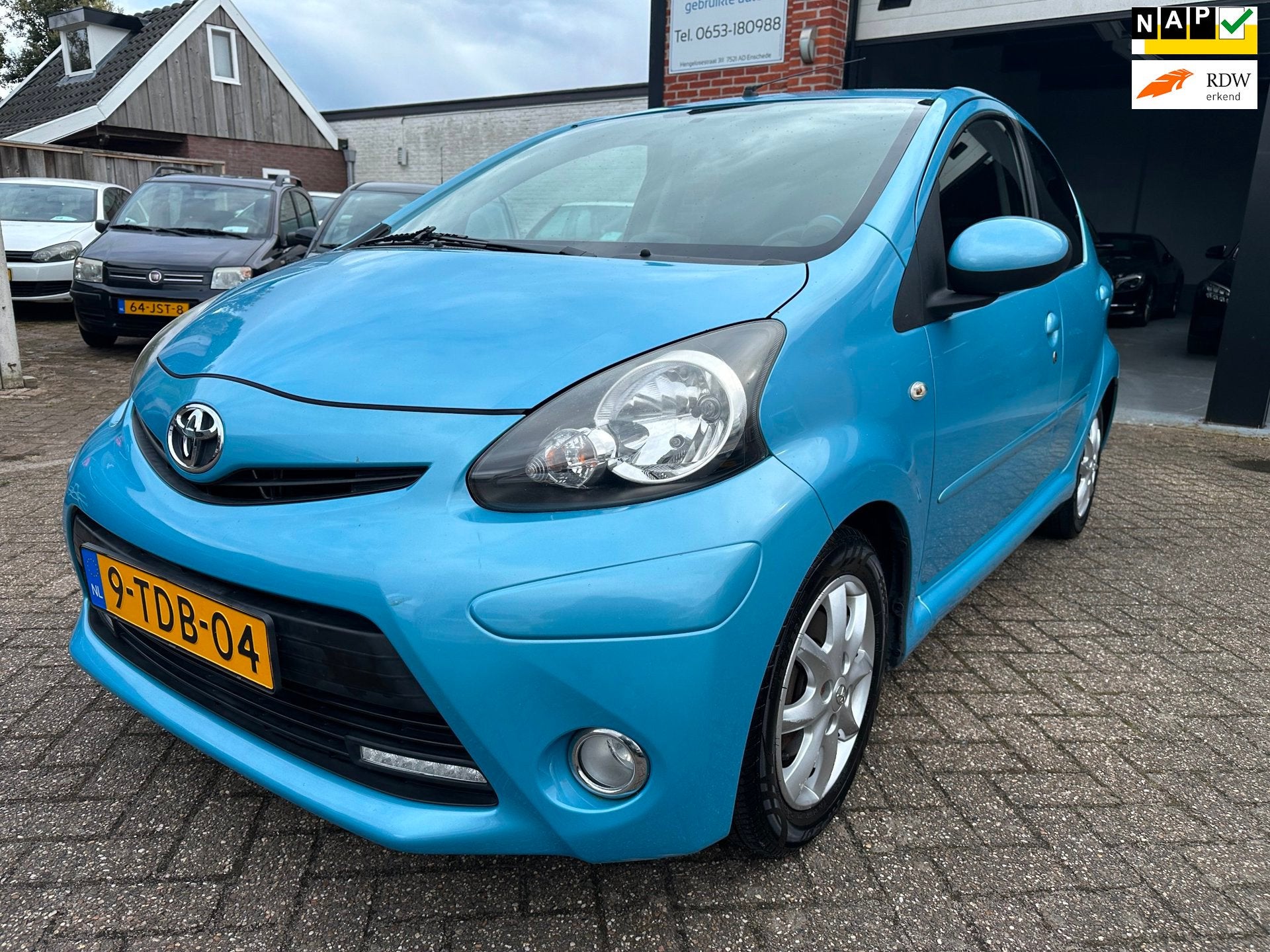 Toyota Aygo 1.0 VVT-i Dynamic Blue AUTOMAAT-AIRCO-NAVI-CENTR, Auto's, Toyota, Euro 5, Stof, Zwart, 68 pk