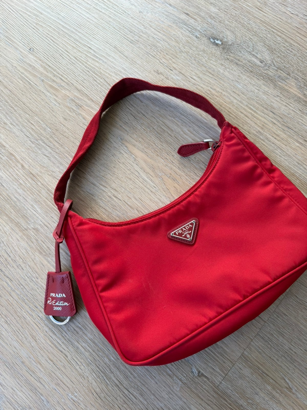 Prada nylon bag rood, Sieraden, Tassen en Uiterlijk, Tassen | Damestassen, Ophalen, Zo goed als nieuw, Rood, Schoudertasje