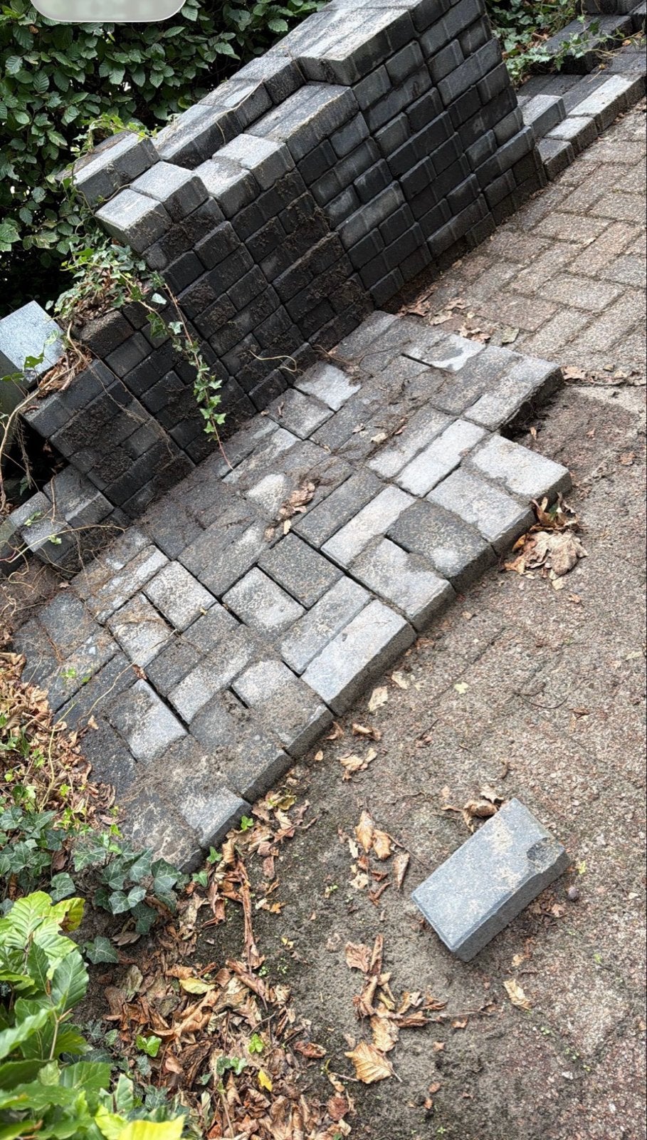 GRATIS: Blauw/grijze betonnen klinkers en opsluitbanden, Tuin en Terras, Ophalen, Gebruikt, Klinkers, 5 tot 10 m²