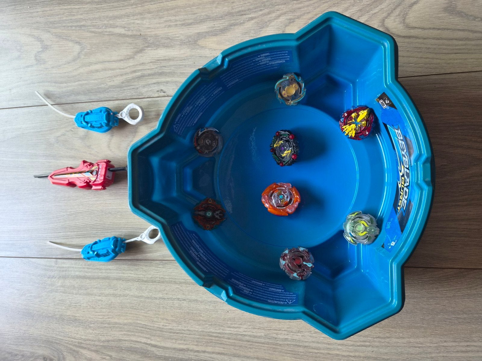 Beyblade Burst Stadion met 8  Beyblades en Starters, Ophalen, Gebruikt, Jongen of Meisje