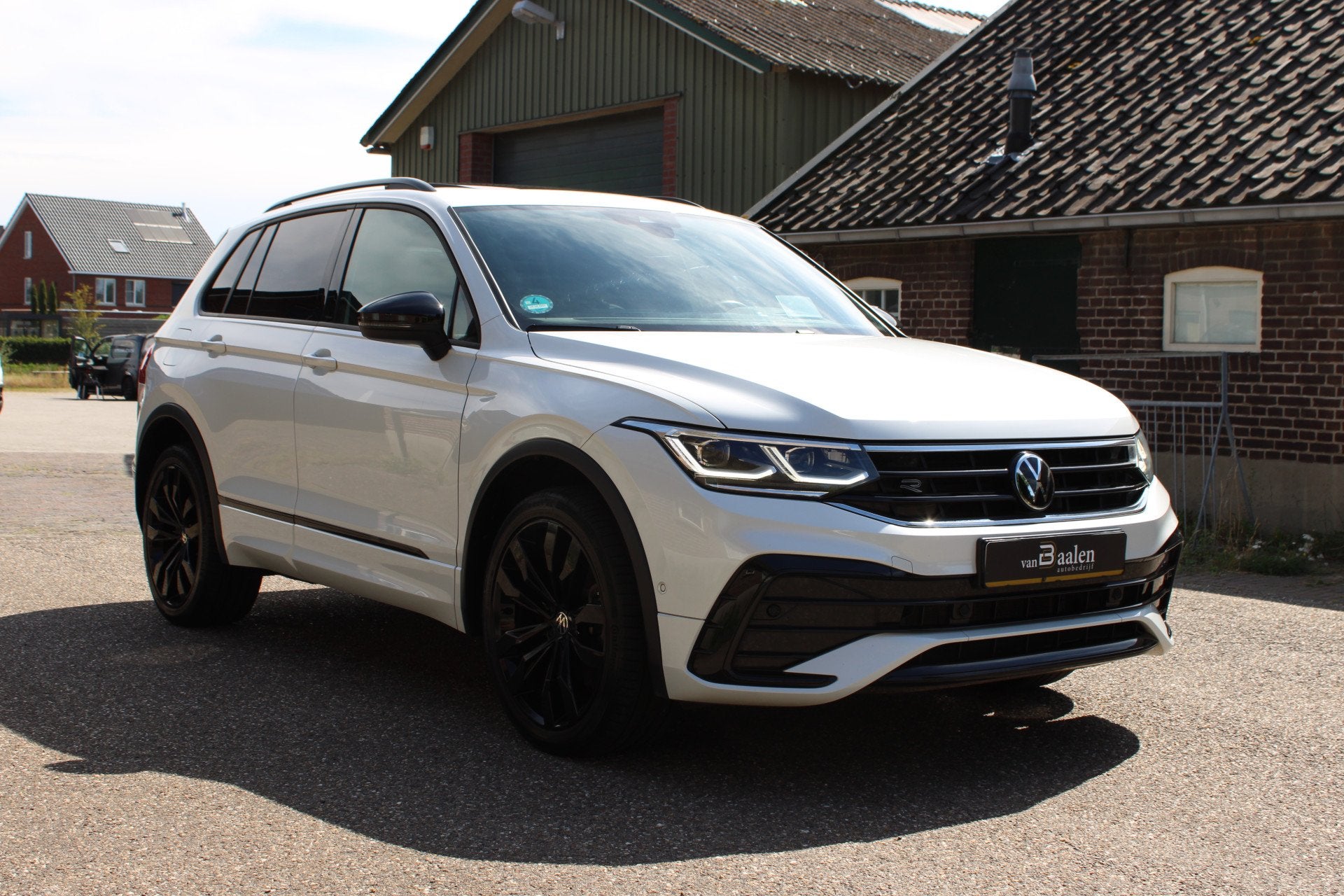 Volkswagen Tiguan 1.4 TSI eHybrid R-Line Business+ SOh 90.6%, 1716 kg, 4 cilinders, Wit, Hybride Elektrisch/Benzine