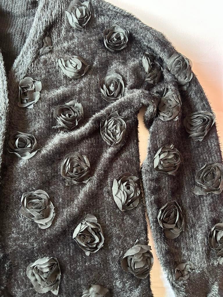 Zwart pluizig vest met rozen - Maat M, Kleding | Dames, Ophalen of Verzenden, Zo goed als nieuw, Maat 38/40 (M), Zwart