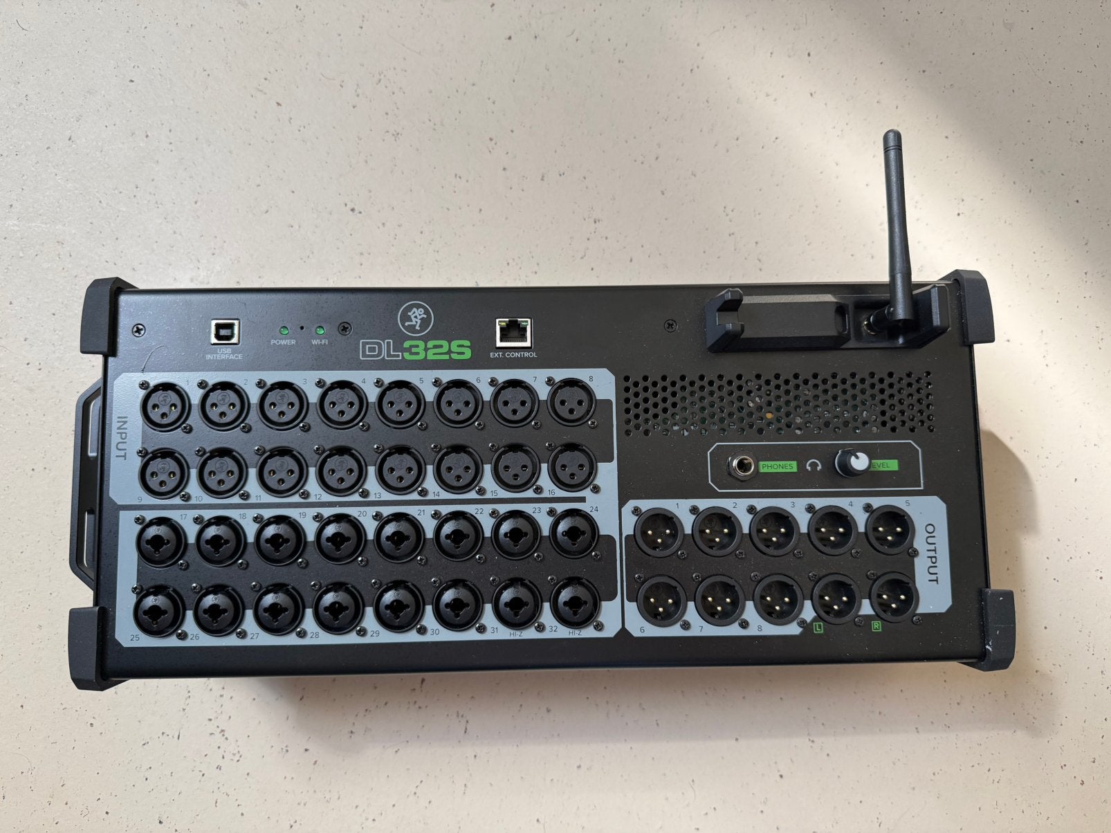 Mackie DL32S tablet mixer, Ophalen of Verzenden, Zo goed als nieuw, 20 kanalen of meer, Microfooningang