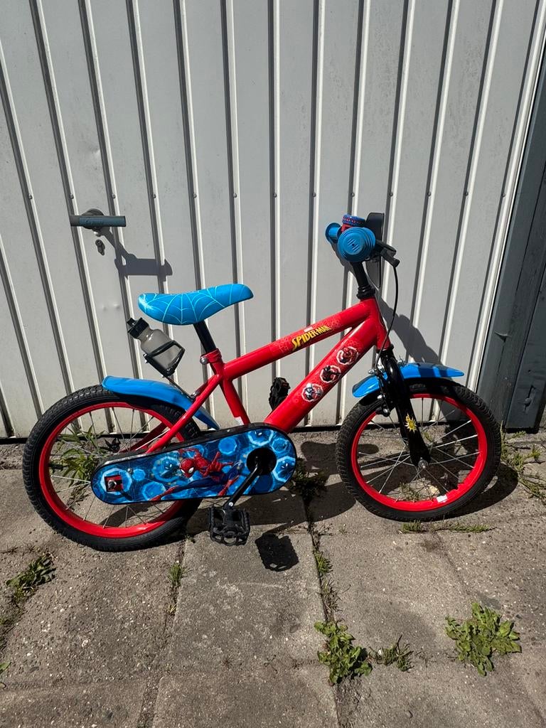 Spiderman kinderfiets 16 inch inclusief zijwieltjes, Fietsen en Brommers, Ophalen, Gebruikt, Terugtraprem, 16 inch