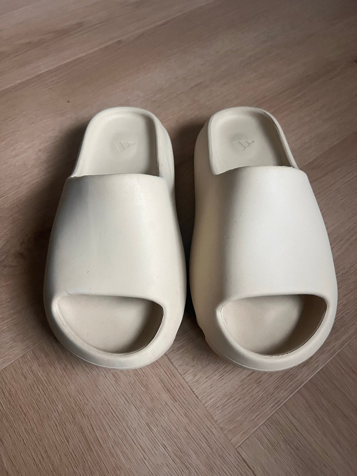 Adidas Yeezy Slide Bone - Maat 40 (7 US), Ophalen of Verzenden, Zo goed als nieuw, Beige, Slippers