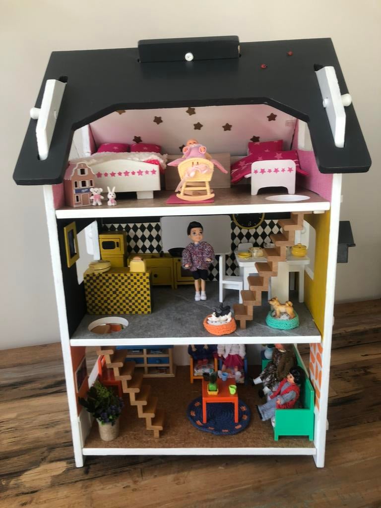 Opgeknapt poppenhuis, Ophalen, Zo goed als nieuw, Toebehoren