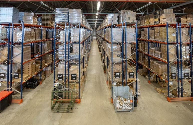 Mecalux palletstellingen – 12.000 palletplaatsen, Ophalen