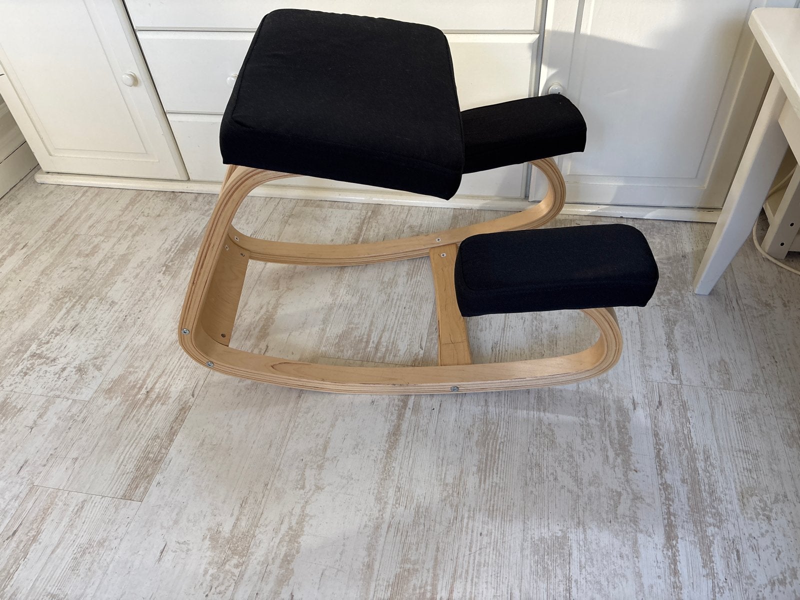Ergonomische kniestoel - Zwart met houten frame, Ophalen, Gebruikt, Zwart, Stokke