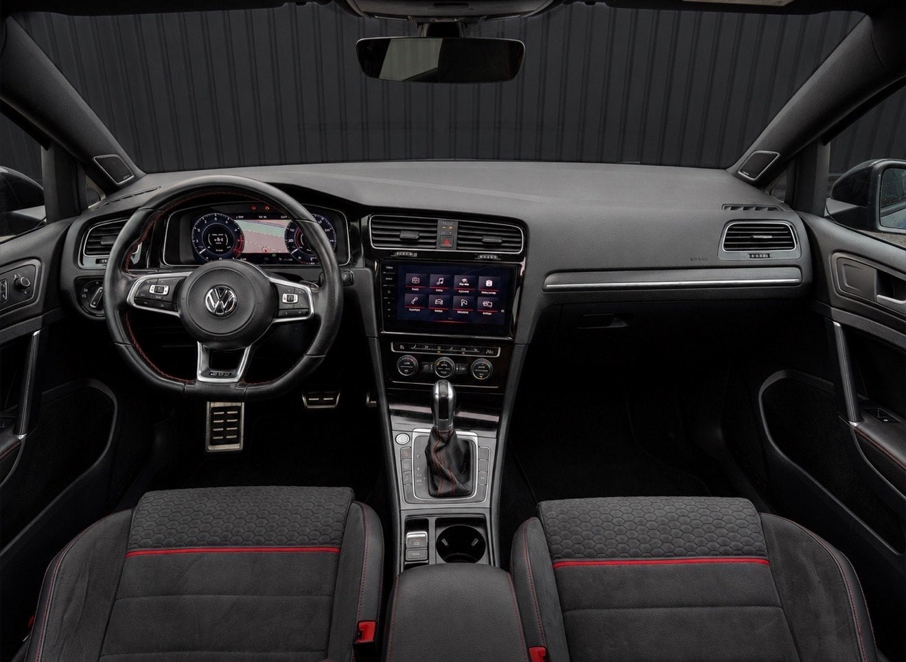 Volkswagen Golf 2.0 TSI DSG PANO/ACC/DCC/Honeycomb, Navigatiesysteem, 4 cilinders, Zwart, 1600 kg