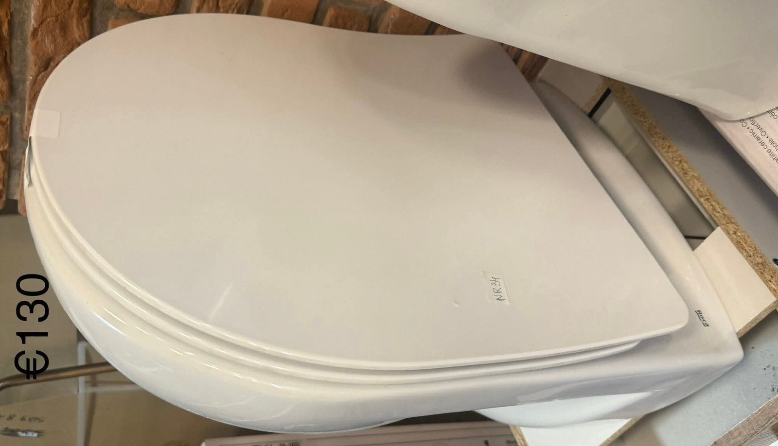 Titel: Nieuwe hangtoilet met softclose toiletbril – wit, Doe-het-zelf en Verbouw, Sanitair, Ophalen of Verzenden, Nieuw, Toilet