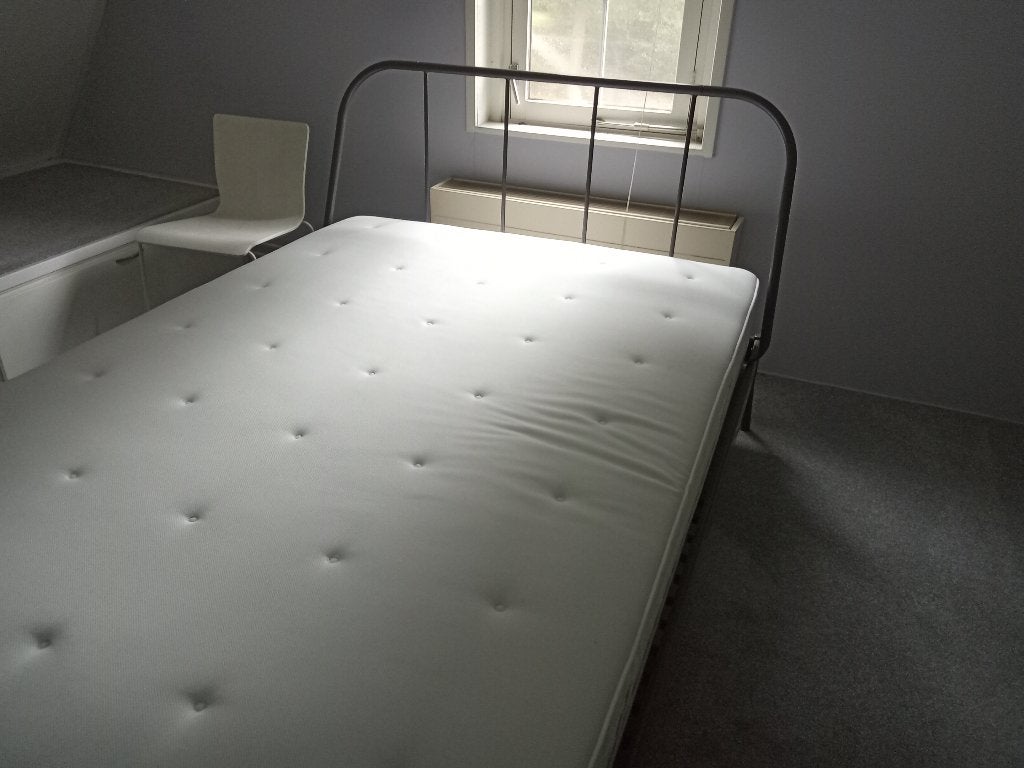 Bed, Huis en Inrichting, Ophalen, Strak, 140 cm, Zo goed als nieuw