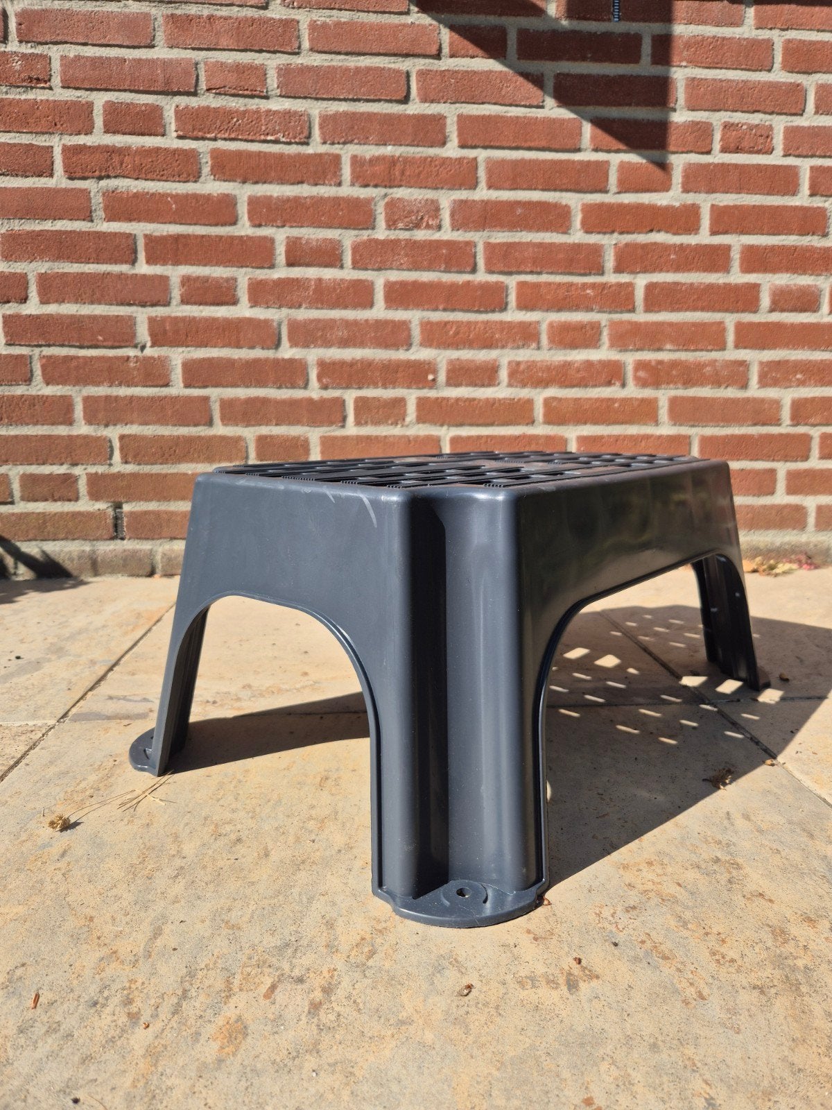 Stevige kunststof opstapje, max 150 kg, Ophalen, Zo goed als nieuw, Kunststof