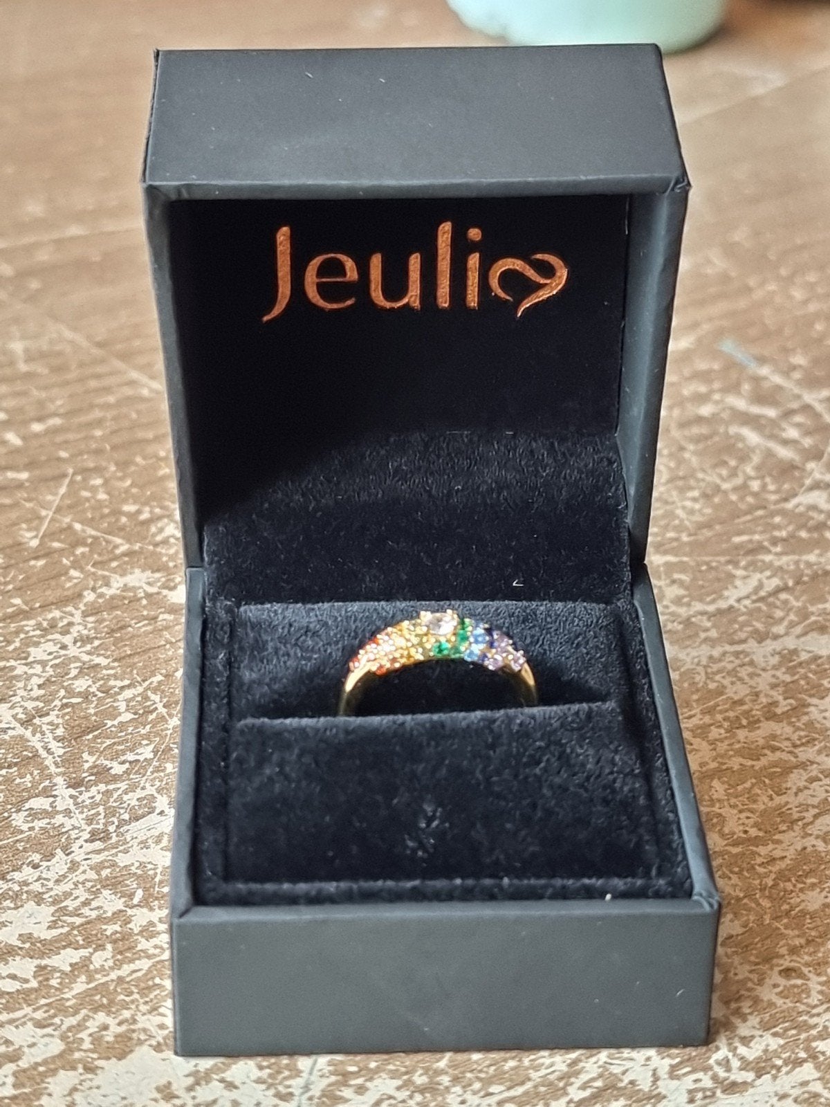 Vergulde ring met regenboogkleurige synthetische siersteen, 18 tot 19, Ophalen of Verzenden, Zo goed als nieuw, Dame