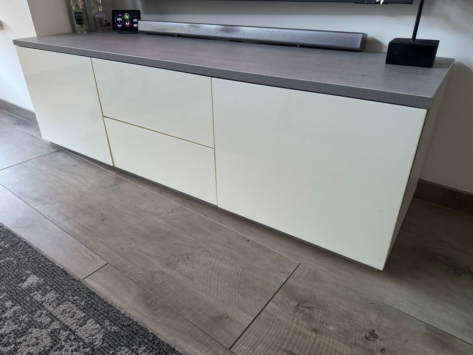 Moderne TV-kast wit met grijs blad - 150x44x46 cm, Ophalen, Gebruikt, 100 tot 150 cm, Minder dan 100 cm