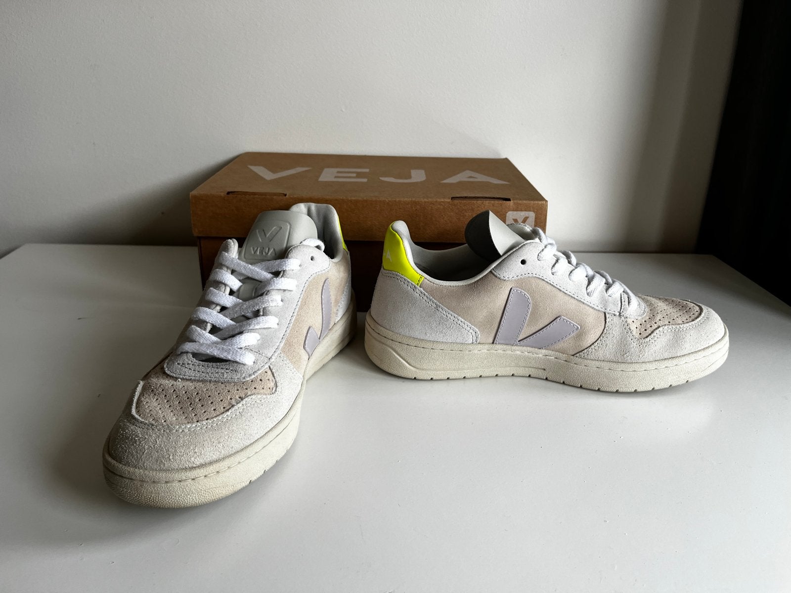 Originele VEJA V-10 Suede – maat 39, Ophalen of Verzenden, Gedragen, Beige, Sneakers of Gympen