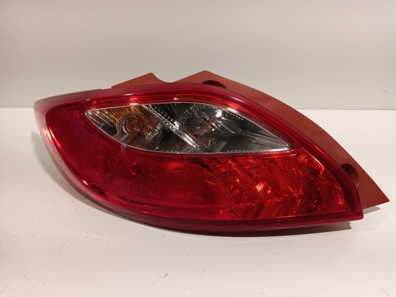 Achterlicht links buiten Mazda 2, Onderdelen@venauto.nl, Van der Ven Autorecycling B.V., Gebruikt, Ettenseweg 76, 4706 PB Roosendaal, The Netherlands