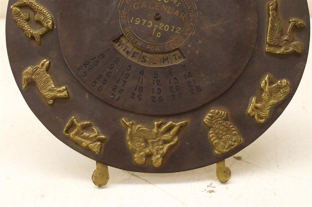 Messing ronde kalender op stander 45693, Ophalen of Verzenden
