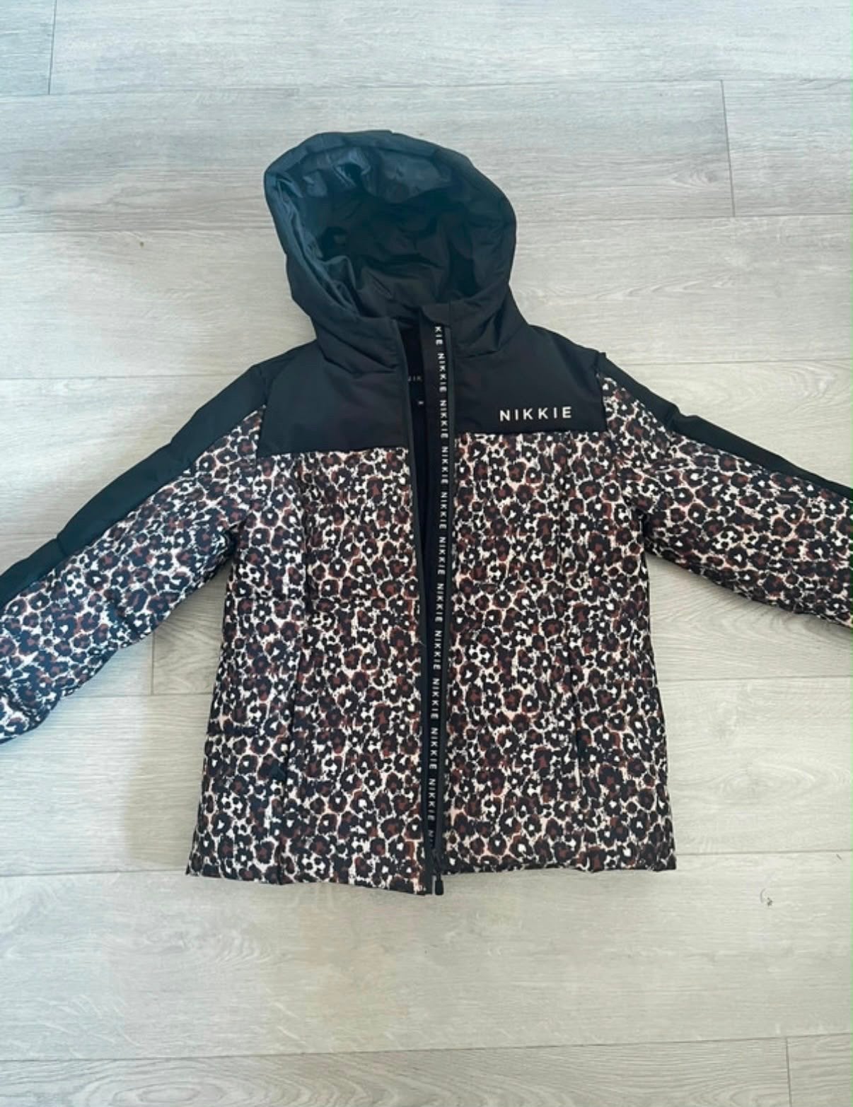 Nikkie NIKKIE Panterprint ski jas Maat 38/40 (M), Ophalen, Zo goed als nieuw, Maat 38/40 (M), Meerkleurig