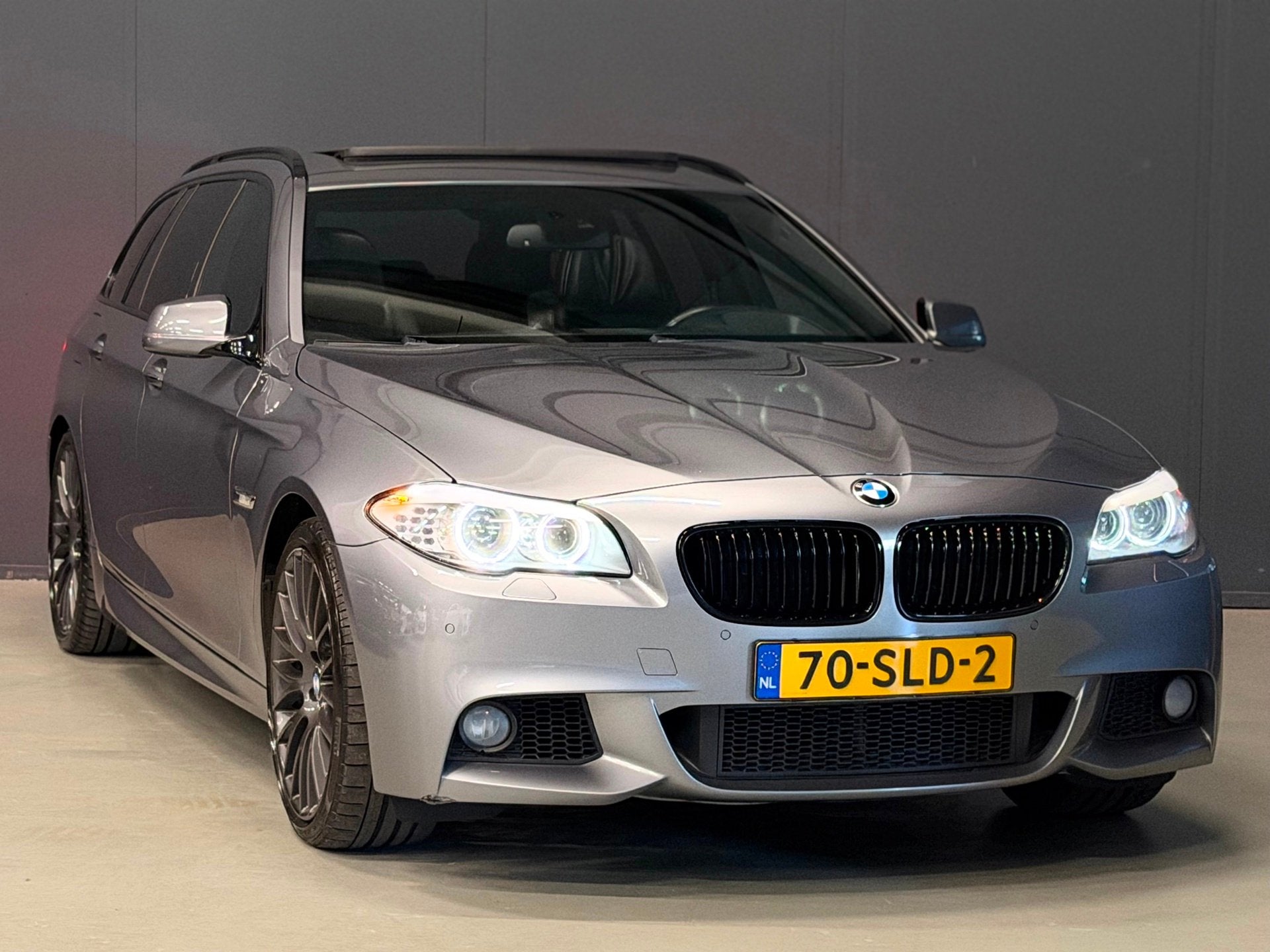 BMW 5-serie Touring 520i High Executive M-PAKKET PANO/MEMORY, Achterwielaandrijving, Gebruikt, Zwart, 4 cilinders