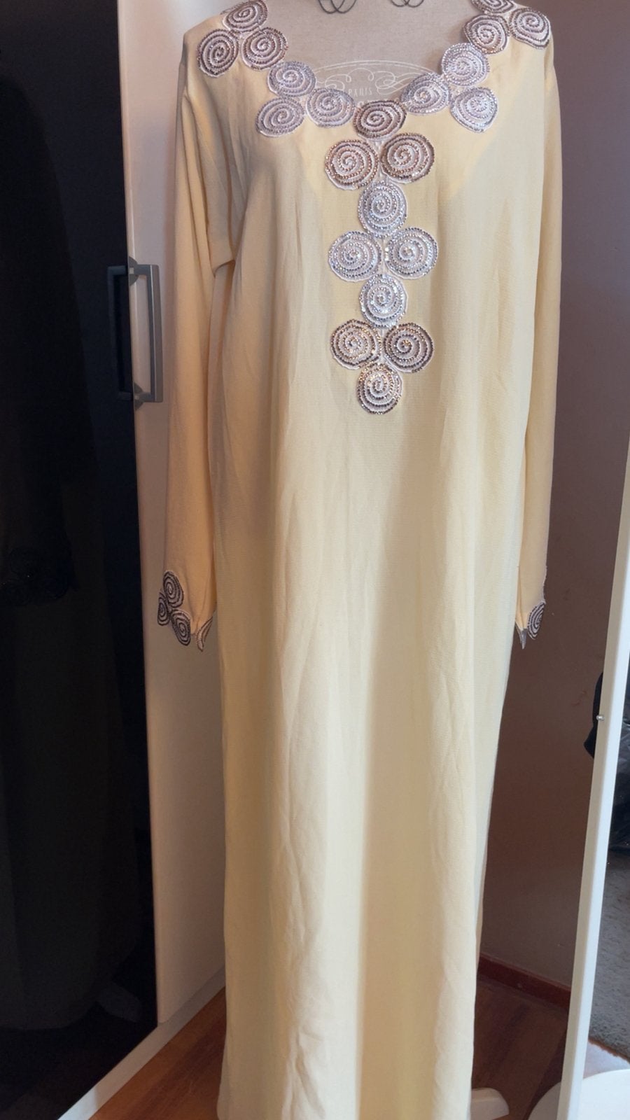 Elegante Kaftan met Sprankelende Details - Maat M, Beige, Zo goed als nieuw, Onder de knie, Ophalen
