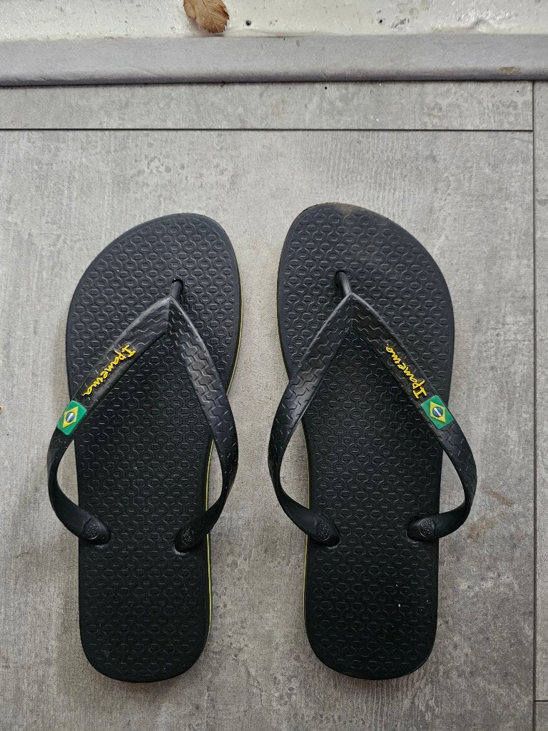 Ipanema teenslippers zwart met Braziliaanse vlag, Slippers, Zwart, Ophalen of Verzenden, Zo goed als nieuw