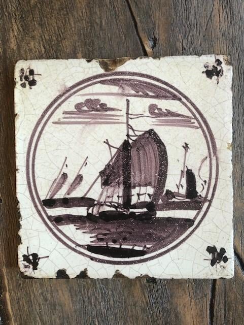 Antieke tegel met zeilboot schip paarstint, Antiek en Kunst, Curiosa en Brocante, Ophalen of Verzenden