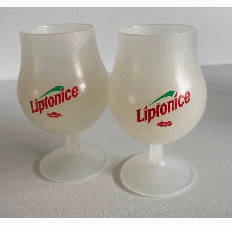 2 Liptonice plastic glaasjes op voet. H. 7,5 cm., Ophalen of Verzenden, Zo goed als nieuw, Borrel- of Shotglas