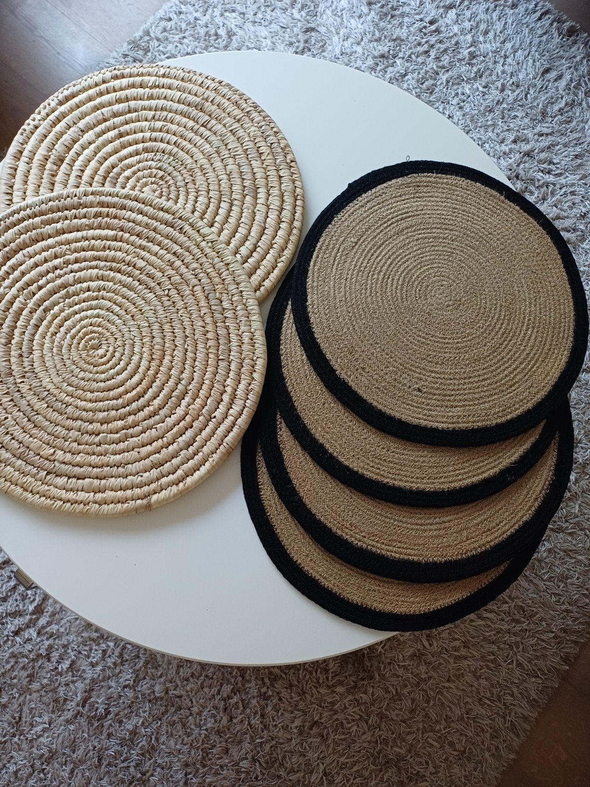 6 placemats, 2 rieten en 4 jute met zwarte rand, Gebruikt, Meerkleurig, Overige materialen, Ophalen of Verzenden