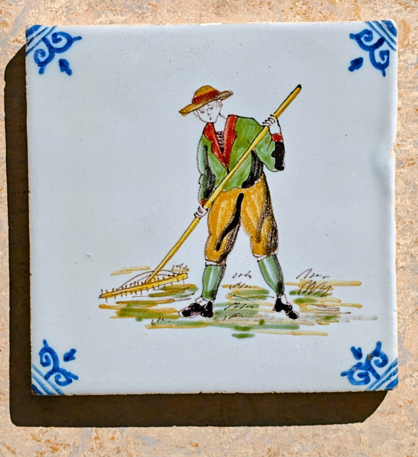 Delfts Blauw tegel met boer en hark, Ophalen of Verzenden