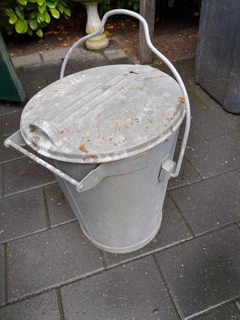 vintage vuilnisemmer, Ophalen