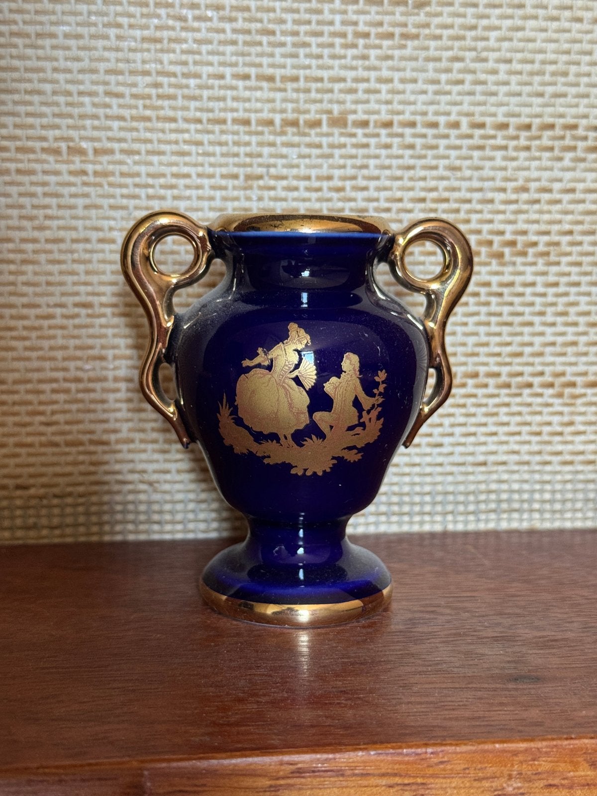 Limoges Miniatuur Vaasje met Romantische Silhouetten, Ophalen of Verzenden