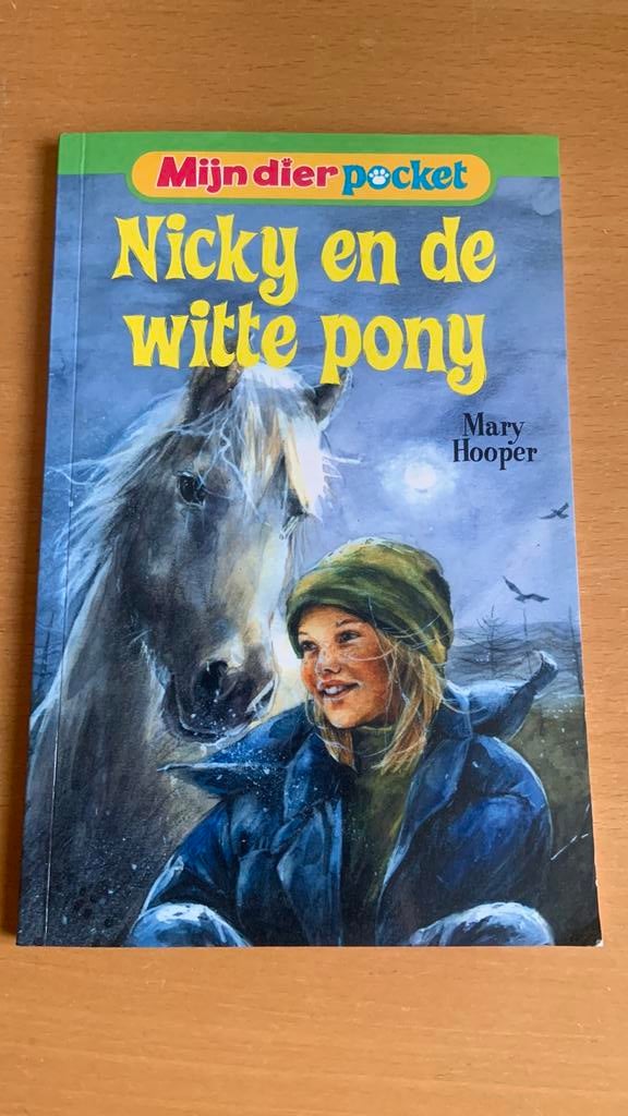Nicky en de witte pony - Mary Hooper, Boeken, Ophalen of Verzenden, Zo goed als nieuw