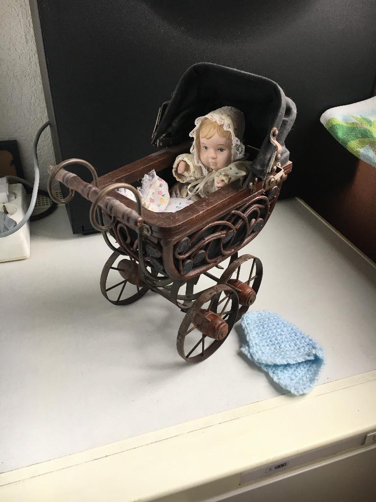 Poppen wagen met porseleinen pop, Ophalen of Verzenden, Zo goed als nieuw, Pop