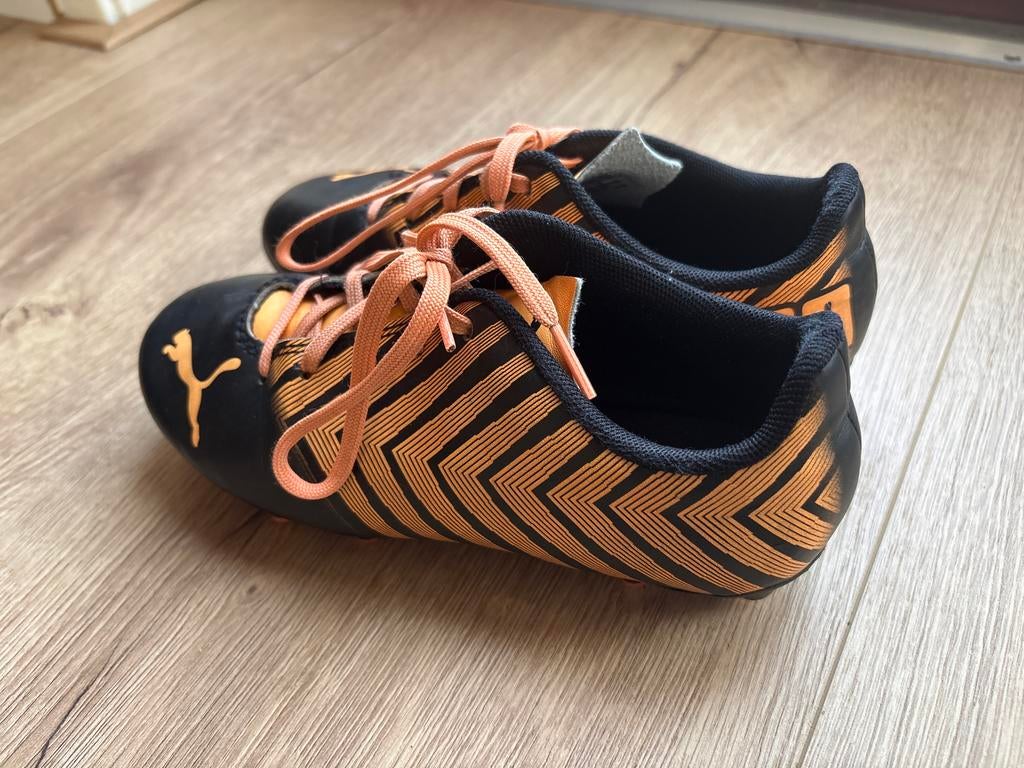 Puma Voetbalschoenen Maat 33 - Zwart/Oranje, Sport en Fitness, Voetbal, Zo goed als nieuw, Schoenen, Ophalen of Verzenden